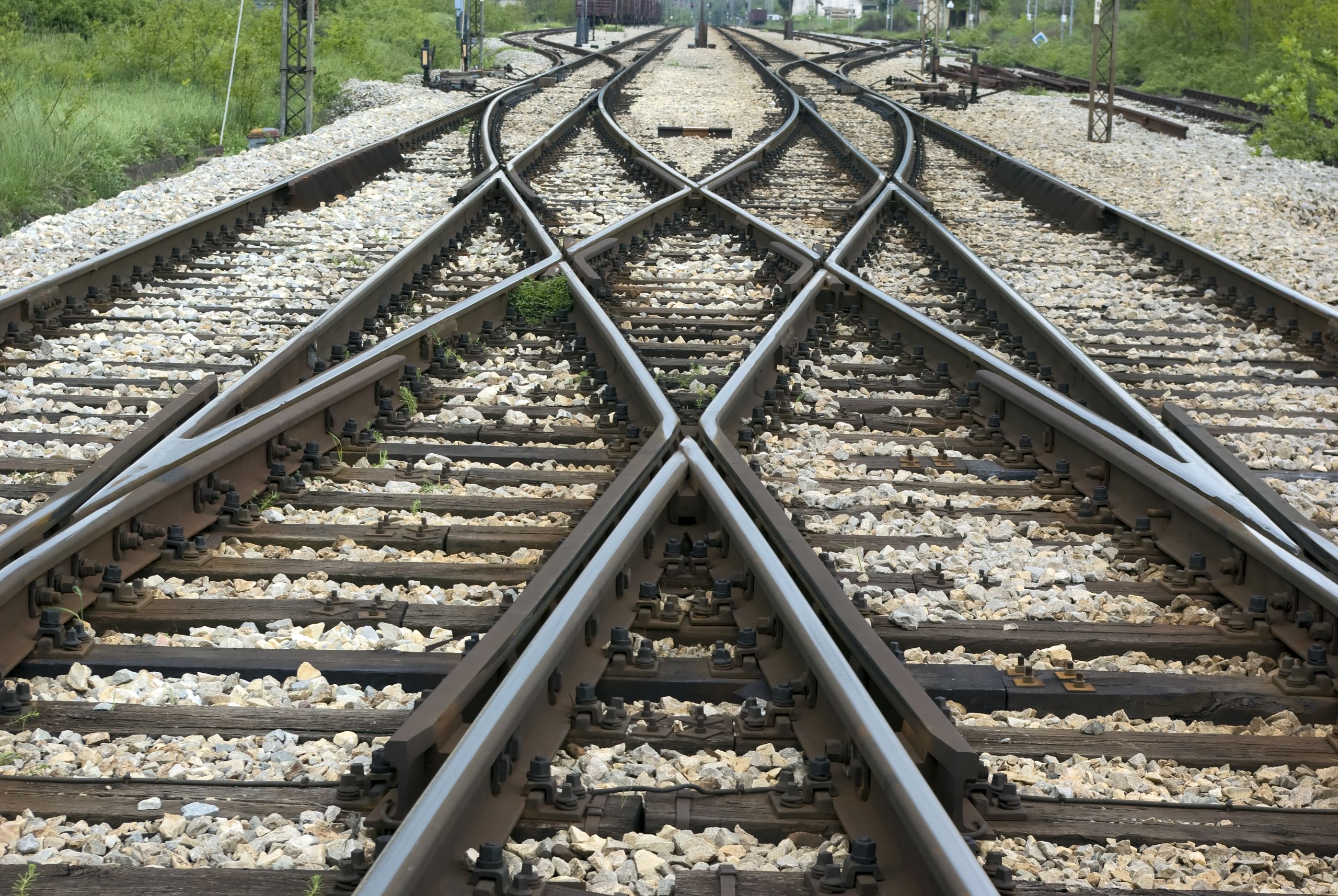 Converging train tracks